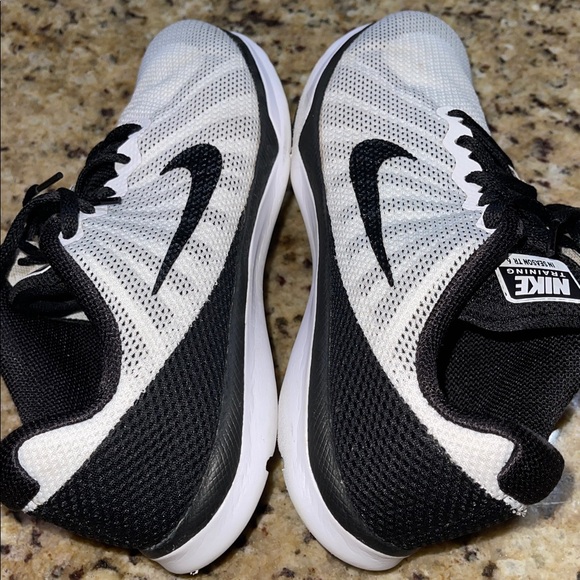 Nike Training Lightweight Mesh Sneakers in White and Black - Picture 6 of 12